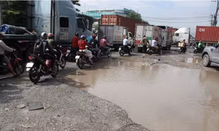 Bình Dương: 'Hố tử thần’ chằng chịt trên đường ĐT743