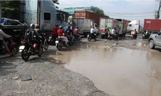 Bình Dương: 'Hố tử thần’ chằng chịt trên đường ĐT743