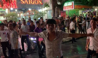 Bị nhóm côn đồ vây, cảnh sát nổ hơn chục phát súng để trấn áp