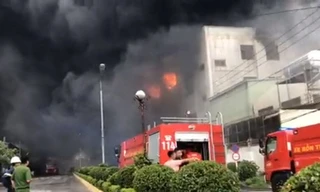 Hiện trường vụ cháy công ty ở Bình Dương: Lửa khói cuồn cuộn cao hàng chục mét