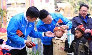 Thanh niên Bình Dương vượt hàng nghìn km mang áo ấm đến trẻ em Tây Bắc