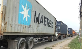 Quốc lộ 13 ‘tê liệt’ vì hải quan soi hàng giả xe container