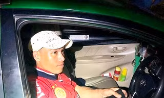 CSGT truy đuổi tên cướp kề dao vào cổ tài xế taxi