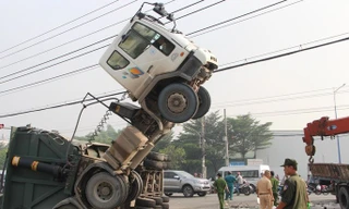Đầu container chổng lên trời như 'tên lửa' ở Bình Dương