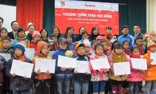 Tặng học bổng cho con em TNXP biên giới