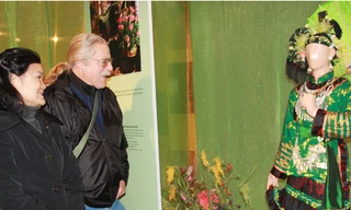 Trưng bày tín ngưỡng đạo Mẫu thu hút cả người nước ngoài. Ảnh: T.Toan