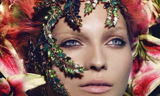 Siêu mẫu 9X lấp lánh với Swarovski