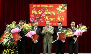 Ông Tô Huy Rứa trao quyết định cho 4 Phó trưởng ban Trưởng Ban Kinh tế Trung ương.