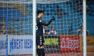 Bùi Tiến Dũng lọt top 5 pha cứu thua hay nhất vòng 10 V-League 