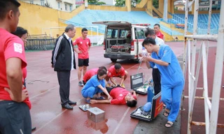 Kiểm tra thể lực, trọng tài ngất xỉu trên sân Hàng Đẫy