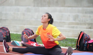 'Nữ hoàng' Tú Chinh rạng ngời trên sân tập điền kinh SEA Games