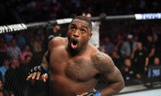 Tay đấm hạng nặng hạ võ sĩ lão làng người Nga trong 12 giây