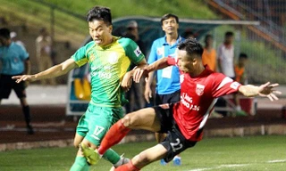 Pha vào bóng nguy hiểm của Nguyễn Tuấn Đạt (số 22)