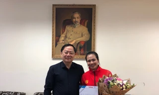 Lê Xuân Sơn- Tổng biên tập báo Tiền Phong- Giám đốc Quỹ hỗ trợ tài năng trẻ Việt Nam trao thưởng cho VĐV Vương Thị Huyền.