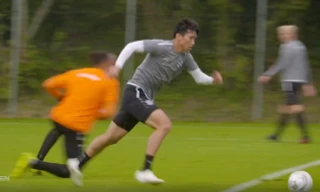 Văn Hậu đi bóng đẳng cấp ở SC Heerenveen