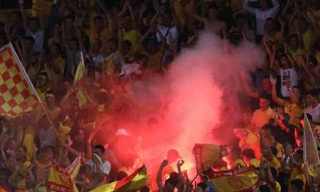 Lắp camera trên khán đài sau vụ bắn pháo sáng ở sân Hàng Đẫy