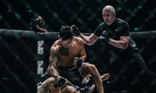 Võ sỹ gốc Việt Thanh Lê tung 'mưa' đòn hạ gục cựu vô địch thế giới