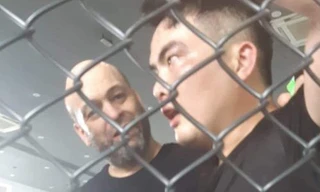 Cao thủ Vịnh Xuân Flores dùng đòn chỏ hạ võ sĩ tán thủ Việt Nam