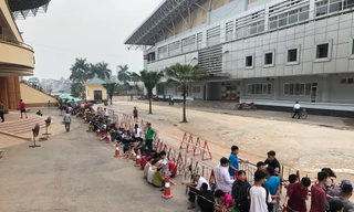 Có rất đông người hâm mộ đến xếp hàng để đợi mua vé trận đấu từ sáng nay. Ảnh:Báo Phú Thọ Điện tử, 