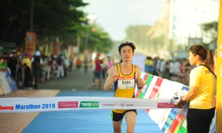 Bùi Thế Anh (Quân đội) bảo vệ thành công ngôi vô địch nội dung marathon. Ảnh: Xuân Tùng