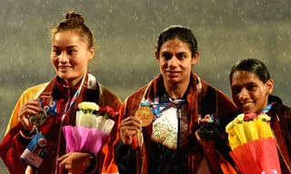 Quách Thị Lan (trái) nhận HCB 400m nữ tại Giải điền kinh Vô địch châu Á 2017 