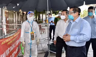 Thủ tướng kiểm tra công tác phòng, chống dịch ở phường Thanh Xuân Trung - Hà Nội.