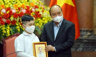 Chủ tịch nước tặng quà cho các hoàn cảnh khó khăn