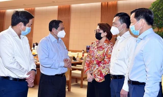 Thủ tướng trao đổi với đại diện các doanh nghiệp bên lề cuộc họp (ảnh Nhật Minh)