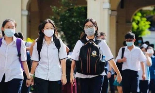 Cho học sinh đến trường tại những vùng kiểm soát được dịch ngay trong tháng 10