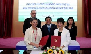 Bà Nguyễn Thị Bích Ngọc (áo trắng bên phải) được bổ nhiệm giữ chức Thứ trưởng Bộ KH-ĐT