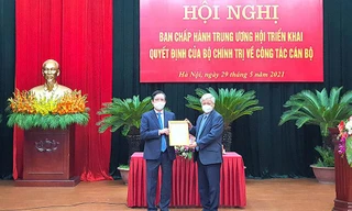 Bí thư T.Ư Đảng Đỗ Văn Chiến trao quyết định của Bộ Chính trị cho ông Lương Quốc Đoàn