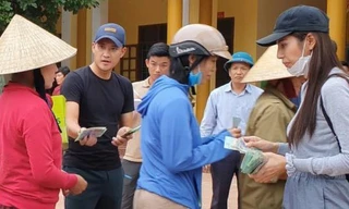 Ca sĩ Thủy Tiên trao tiền ủng hộ cho đồng bào bị lũ lụt