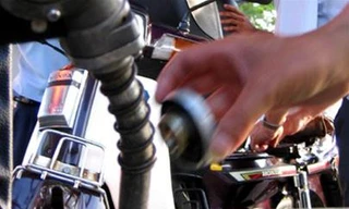 Giảm thuế, giữ nguyên giá bán lẻ xăng dầu