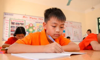 Cậu bé người Mông ở rẻo cao, thiếu cha vắng mẹ vẫn giành loạt giải thưởng Tiếng Anh