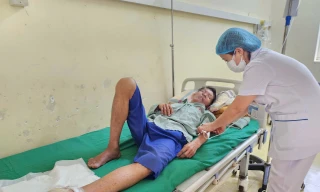 Người đàn ông nguy kịch vì dùng thuốc nam 'trị' vết thương ngã xe máy 