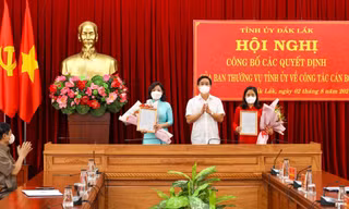 Bí thư Tỉnh ủy Đắk Lắk Nguyễn Đình Trung trao các quyết định điều động, bổ nhiệm cán bộ