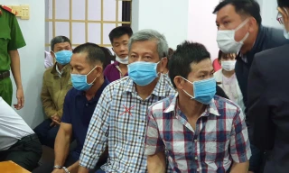 Trịnh Sướng (dấu X) và các bị cáo trong vụ án “Sản xuất, buôn bán hàng giả”