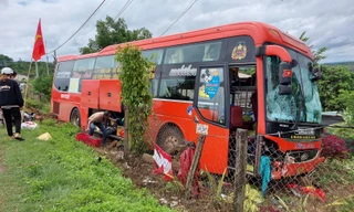 Xe khách đâm xe máy rồi tông sập nhà dân, 3 người thương vong