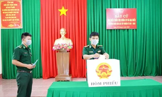 Cán bộ chiến sĩ đồn biên phòng Ea Hleo bỏ phiếu