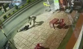 Ảnh cắt từ clip cảnh đối tượng hắt nước sôi vào đầu nạn nhân