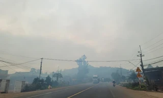 Quốc lộ 14, đoạn qua xã Thuận An phủ trắng xóa bởi khỏi từ các lò sấy cà phê