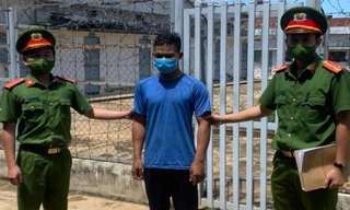 Công an xã Đắk Sắk khống chế Y Tin đưa về trụ sở làm việc