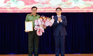 Tân Bí thư Tỉnh ủy Đắk Lắk trao quyết định của Ban Bí thư chỉ định đại tá Lê Vinh Quy tham gia Ban chấp hành, Ban Thường vụ Tỉnh ủy Đắk Lắk nhiệm kỳ 2020-2025