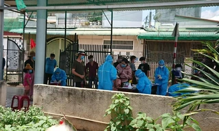 Ngành y tế Đắk Lắk lấy mẫu những hộ dân đang sinh sống tại hẻm 189/1 đường Mai Hắc Đế để xét nghiệm