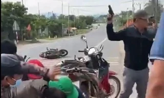 Công an (áo đen) nổ súng chỉ thiên bắt giữ đối tượng Nguyễn Văn Trực