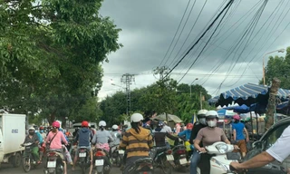 Người mua lẫn người bán đông ở chợ Tân An làm tắc đường