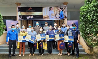 Đại diện báo Tiền Phong và Danisa tặng laptop cho giáo viên ở huyện Buôn Đôn