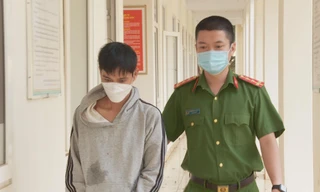 Công an dẫn giải Bình về cơ quan điều tra