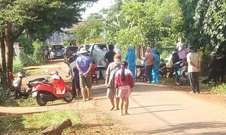 Cơ quan chức năng lấy mẫu xét nghiệm ở thôn 6, xã Cư Êbua