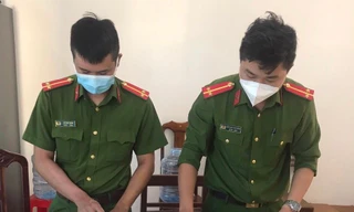 Công an kiểm đếm số kit test nhanh kháng nguyên vừa thu giữ